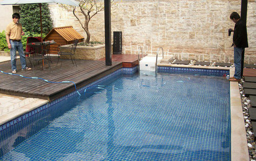 哪种泳池水处理设备更适合别墅游泳池？